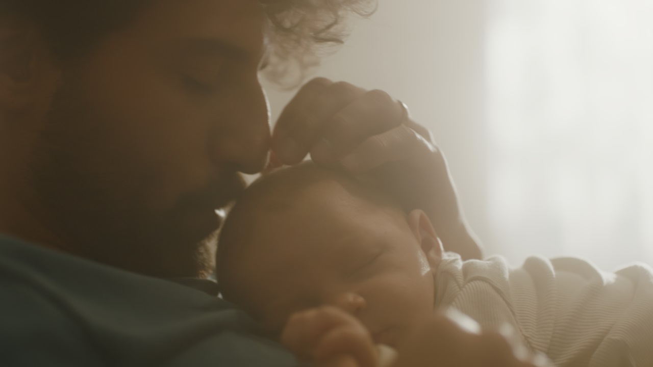 O Boticário retrata a criação do elo entre pais e filhos em campanha sobre instinto paterno