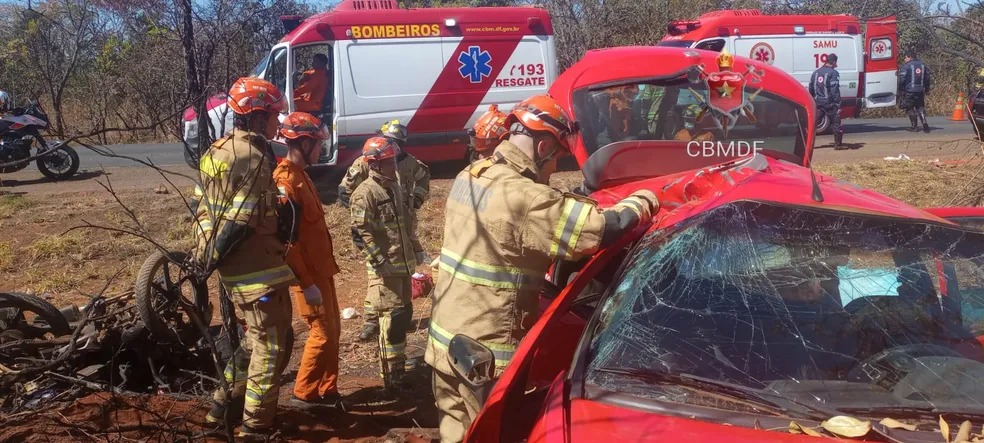Fatalidade: acidente entre carro e moto deixa mortos e feridos