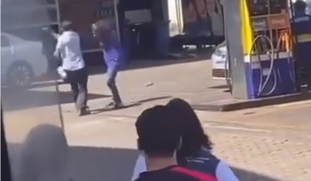 Vídeo mostra momento que motorista do transporte coletivo agride casal