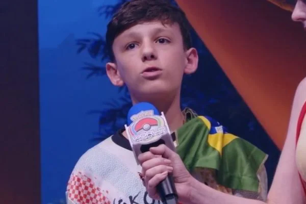 Jovem brasileiro de 13 anos é campeão mundial do Pokémon TCG no Japão