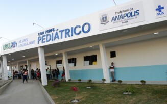 Bebê recém-nascido é salvo por policiais militares após engasgar no carro