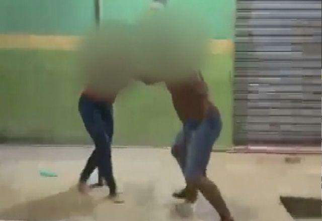 Homem é filmado agredindo mulher no meio da rua