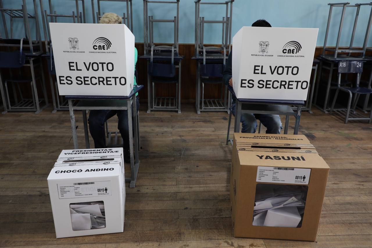 Equador terá 2º turno entre candidata da esquerda e empresário liberal