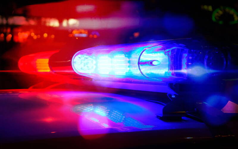 Criança de 10 anos é baleada após homem atirar contra carro da PM