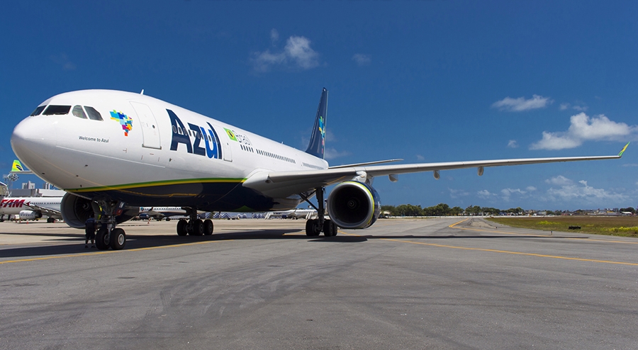 Homem é preso após dizer que entrou em avião com uma bomba