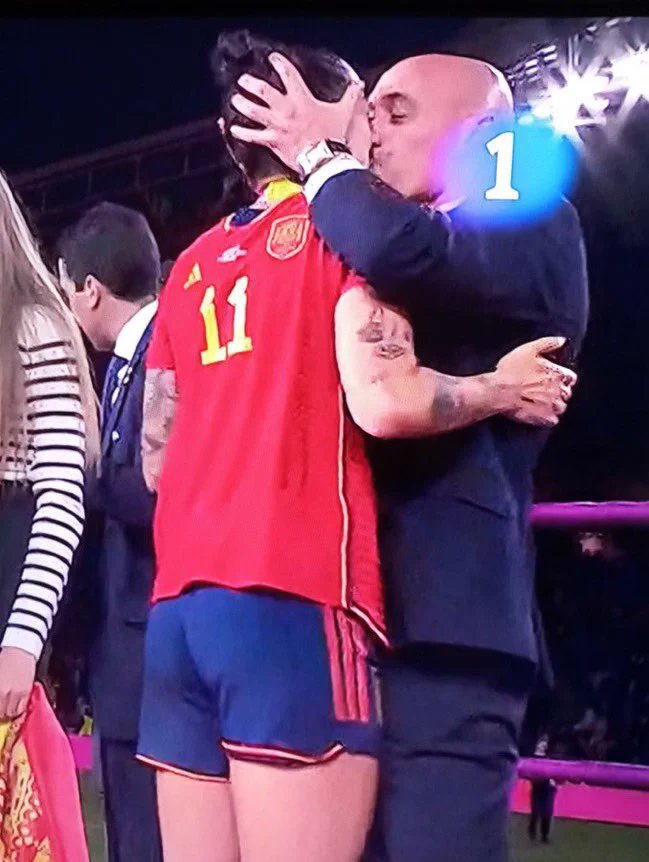 Jogadora da Espanha tem beijo roubado na premiação da Copa do Mundo Feminina