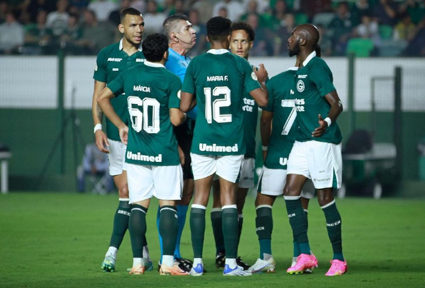 Em jogo polêmico Goiás empata e respira fora do Z4