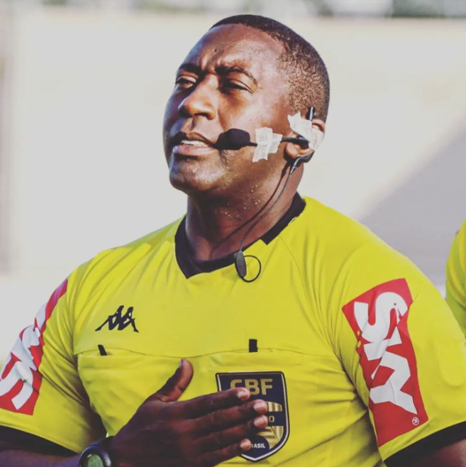 Árbitro é vítima de racismo durante partida de futebol