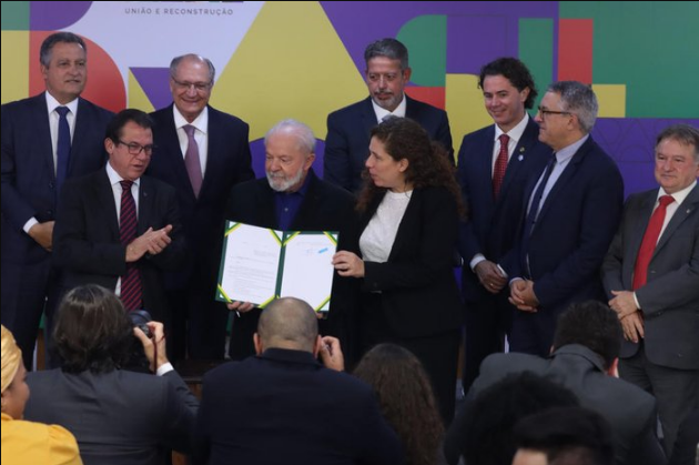 Lula assina medida provisória para taxar fundos de super ricos