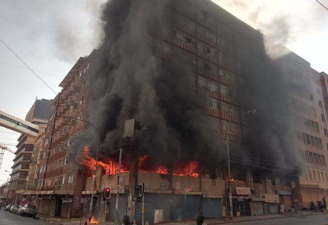 Incêndio em prédio de Joanesburgo deixa ao menos 73 mortos
