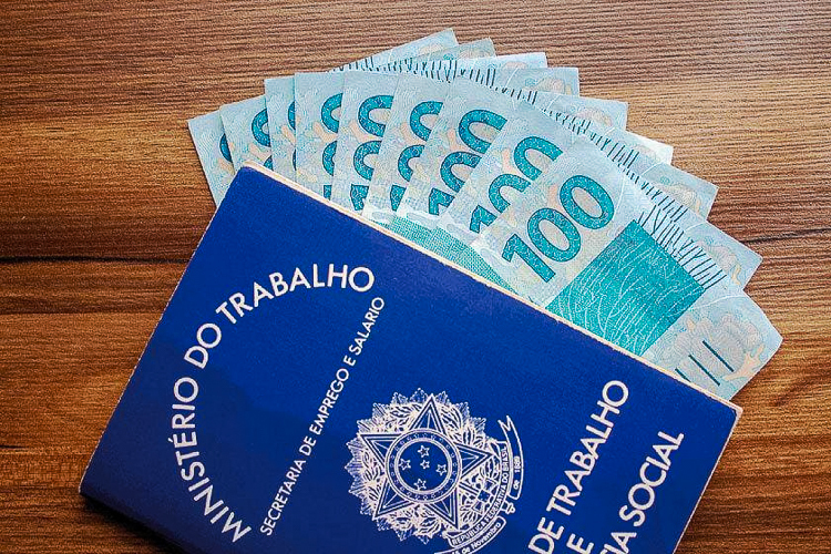 Estimativas apontam salário mínimo de R$ 1.421 em 2024, segundo proposta do governo Lula
