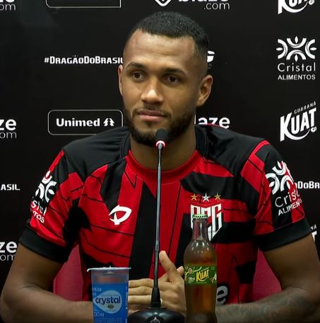 "Estamos pensando unicamente no acesso", diz atacante Gustavo Coutinho