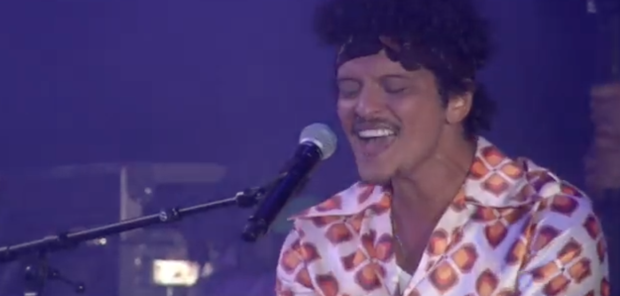 Bruno Mars resgata almas no melhor show do The Town