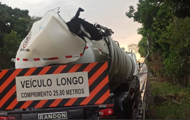 Multa de R$ 140 mil é aplicada a empresa de caminhão que derramou óleo na BR-153