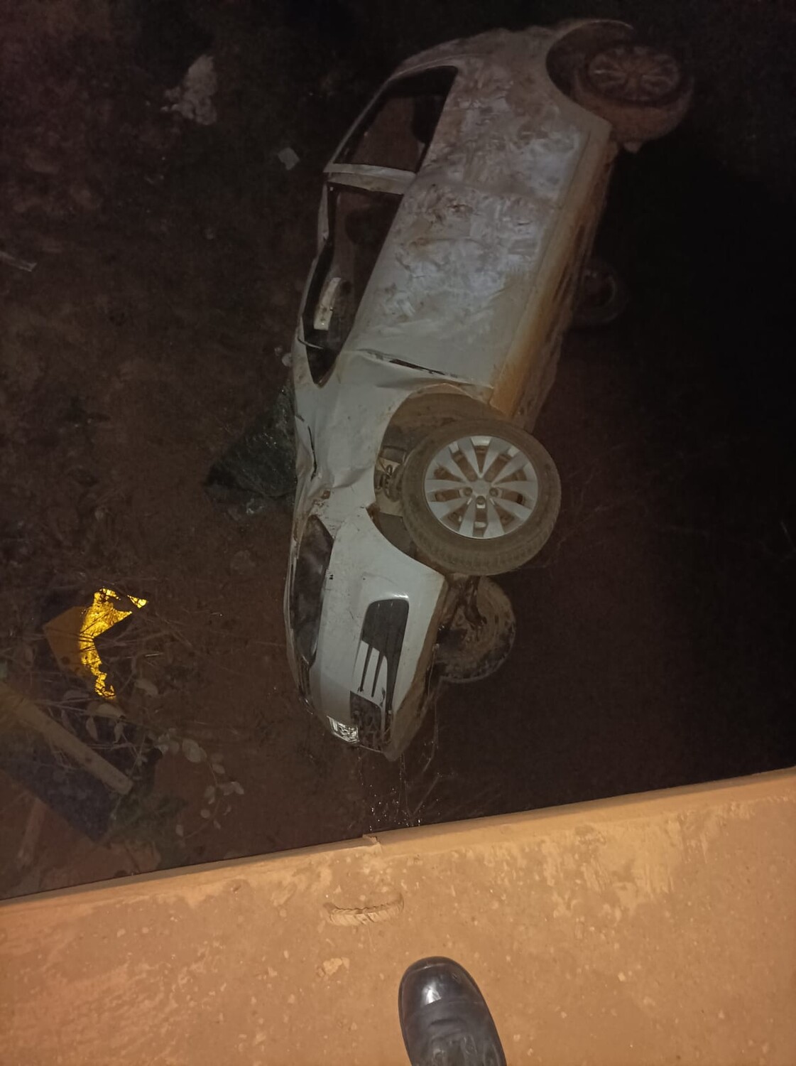 Carro capota e deixa quatro feridos