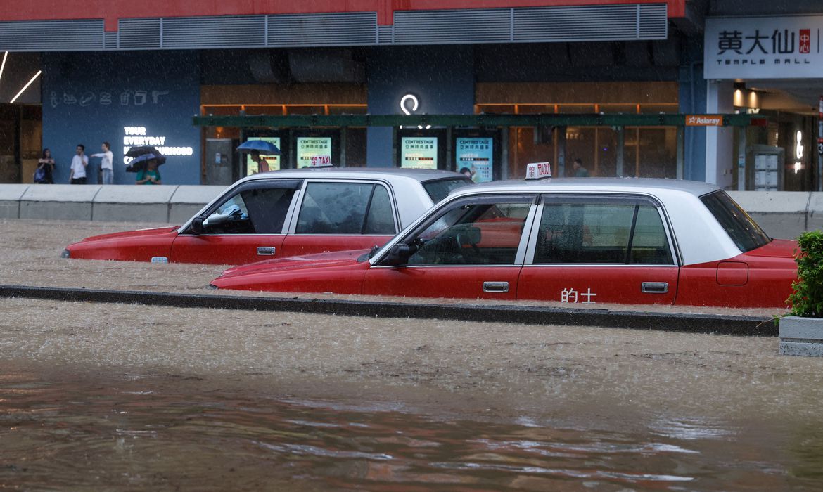 Chuva em Hong Kong é a maior em 140 anos