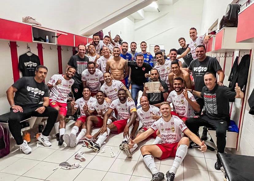 Vila vence fora de casa e mantém sonho do acesso