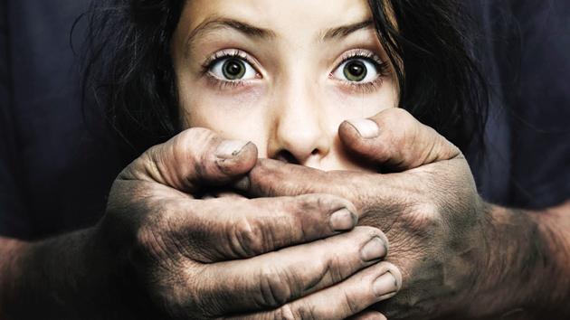 Suspeito de abuso sexual é preso após esfaquear dois em bar