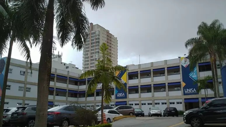 Universidade expulsa alunos que correram pelados em partida de vôlei