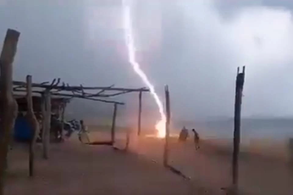 Duas pessoas morrem após raio atingir praia; veja vídeo