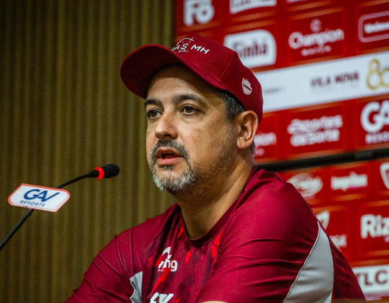 Vila Nova demite Marquinhos após derrota fora de casa