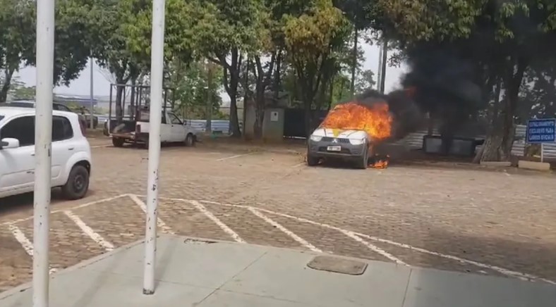 Jovem ateia fogo em viatura da PM