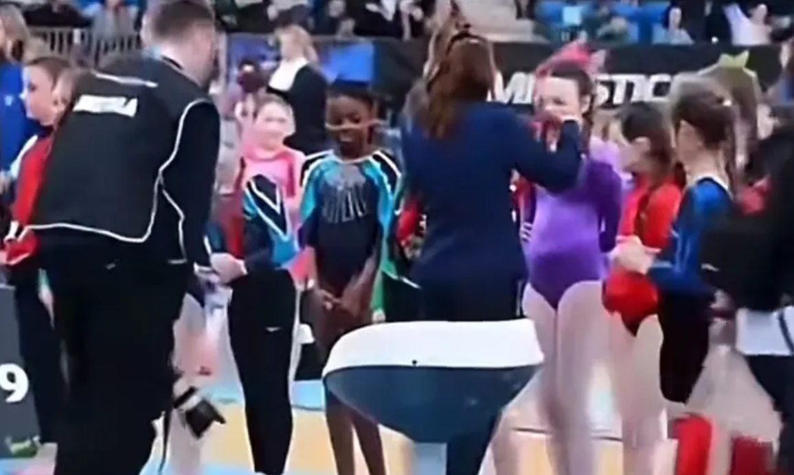 Vídeo de premiação de ginastas na Irlanda gera acusações de racismo e revolta nas redes sociais