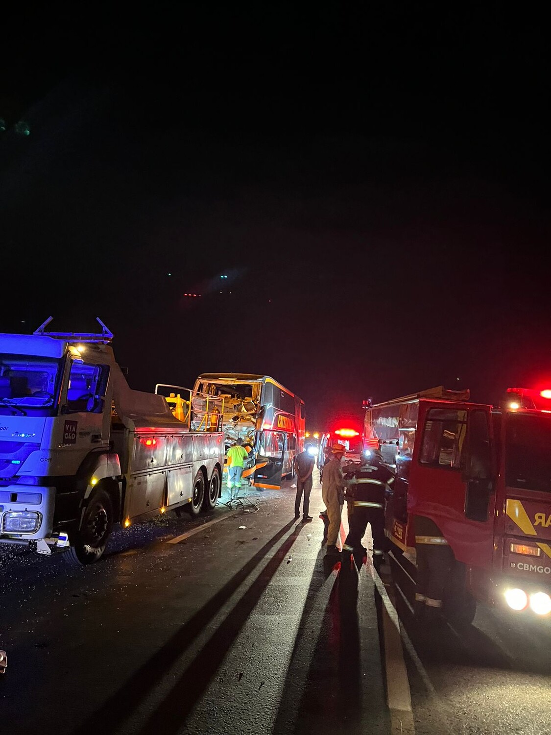 Acidente entre ônibus e carreta deixa vítimas presas às ferragens na BR-040