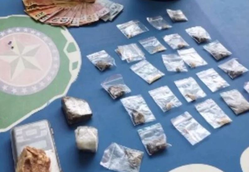 Mulher é detida com porções de maconha e crack