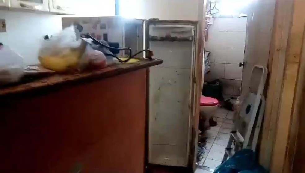 Mulher é indiciada por esconder corpo por 7 anos na geladeira