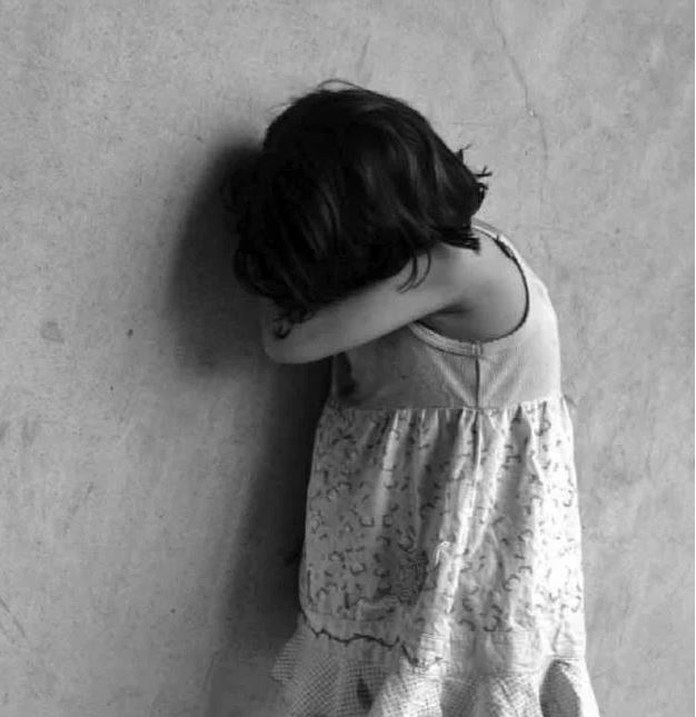 Mulher é presa suspeita de trancar filha de 6 anos em casa para ir a festa