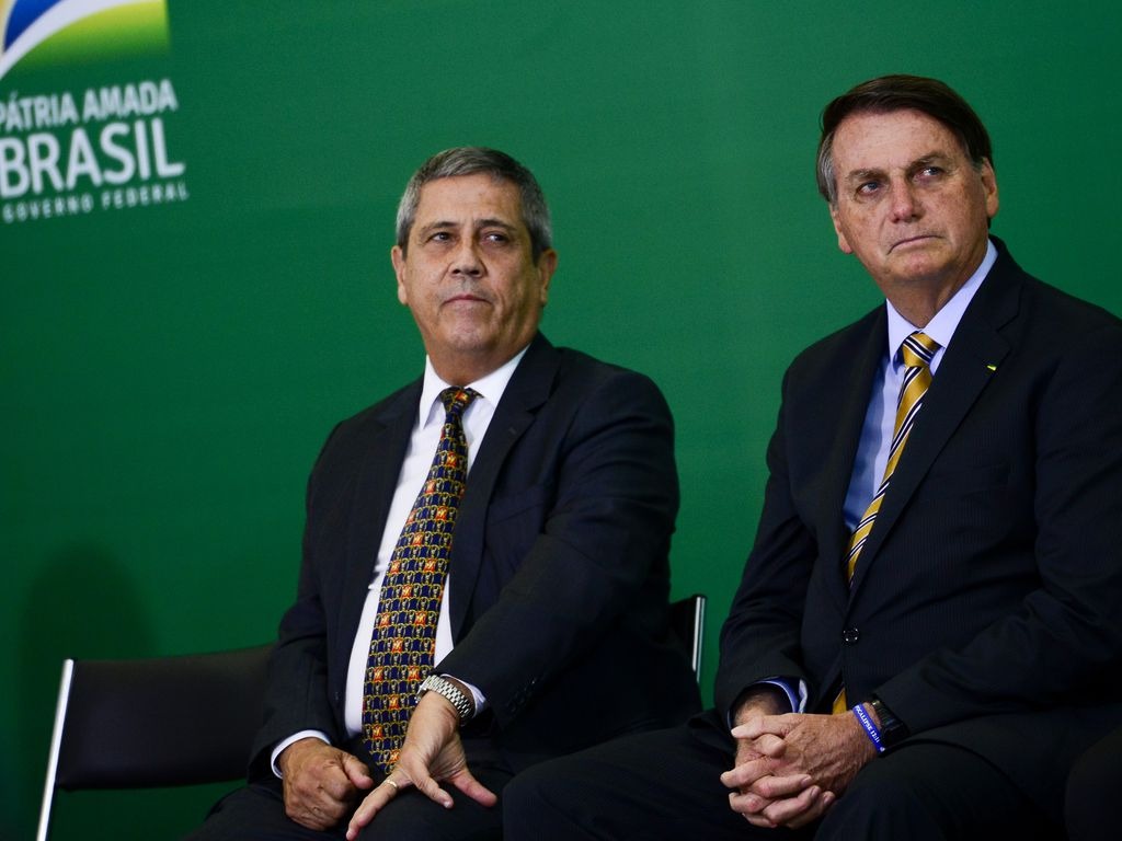 TSE volta a julgar processos contra Bolsonaro e Braga Netto
