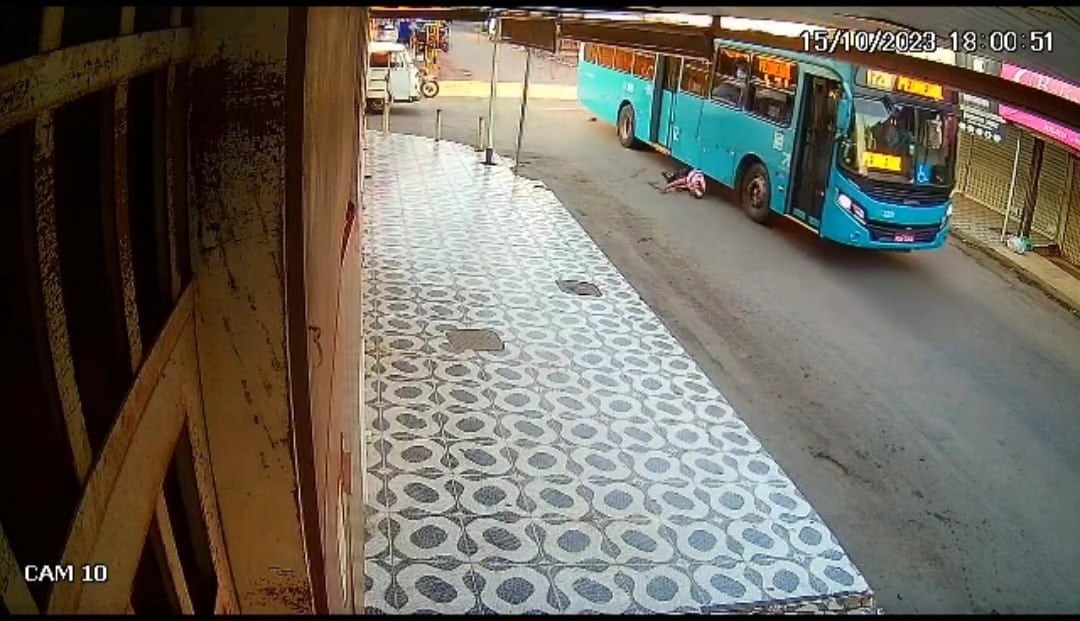 Homem morre atropelado após ser arrastado por ônibus