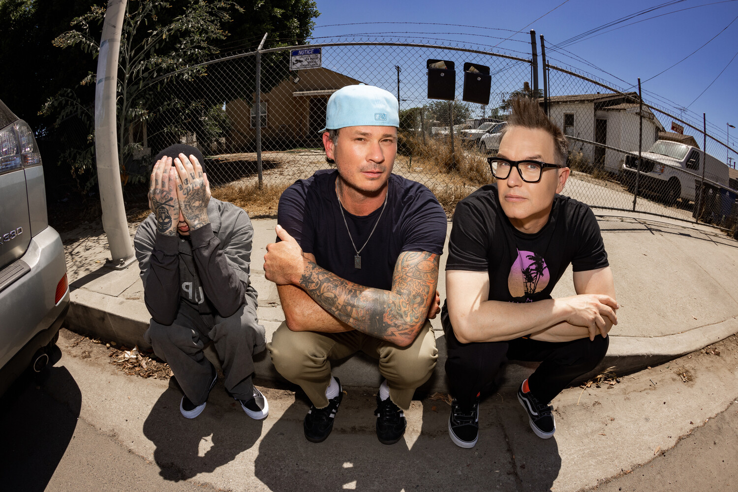 Blink-182 lança aguardado álbum "ONE MORE TIME..." com formação icônica
