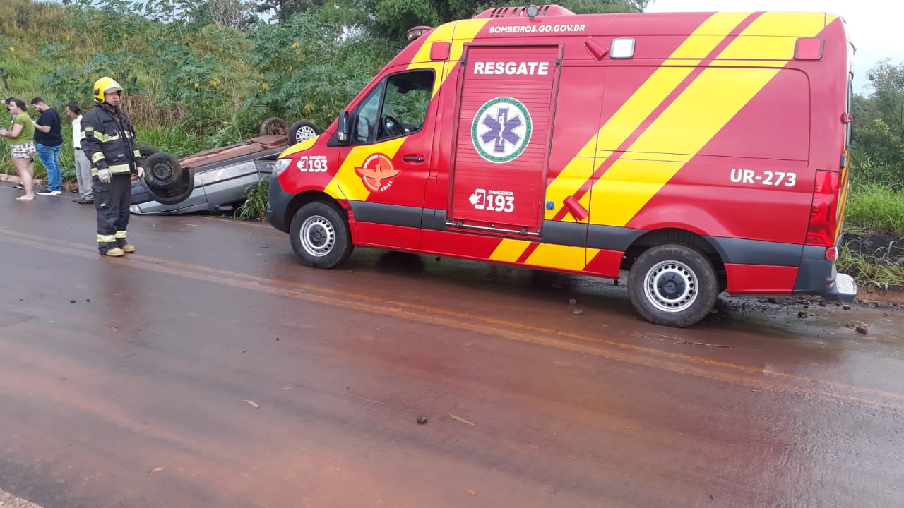 Carro  capota e deixa três pessoas feridas