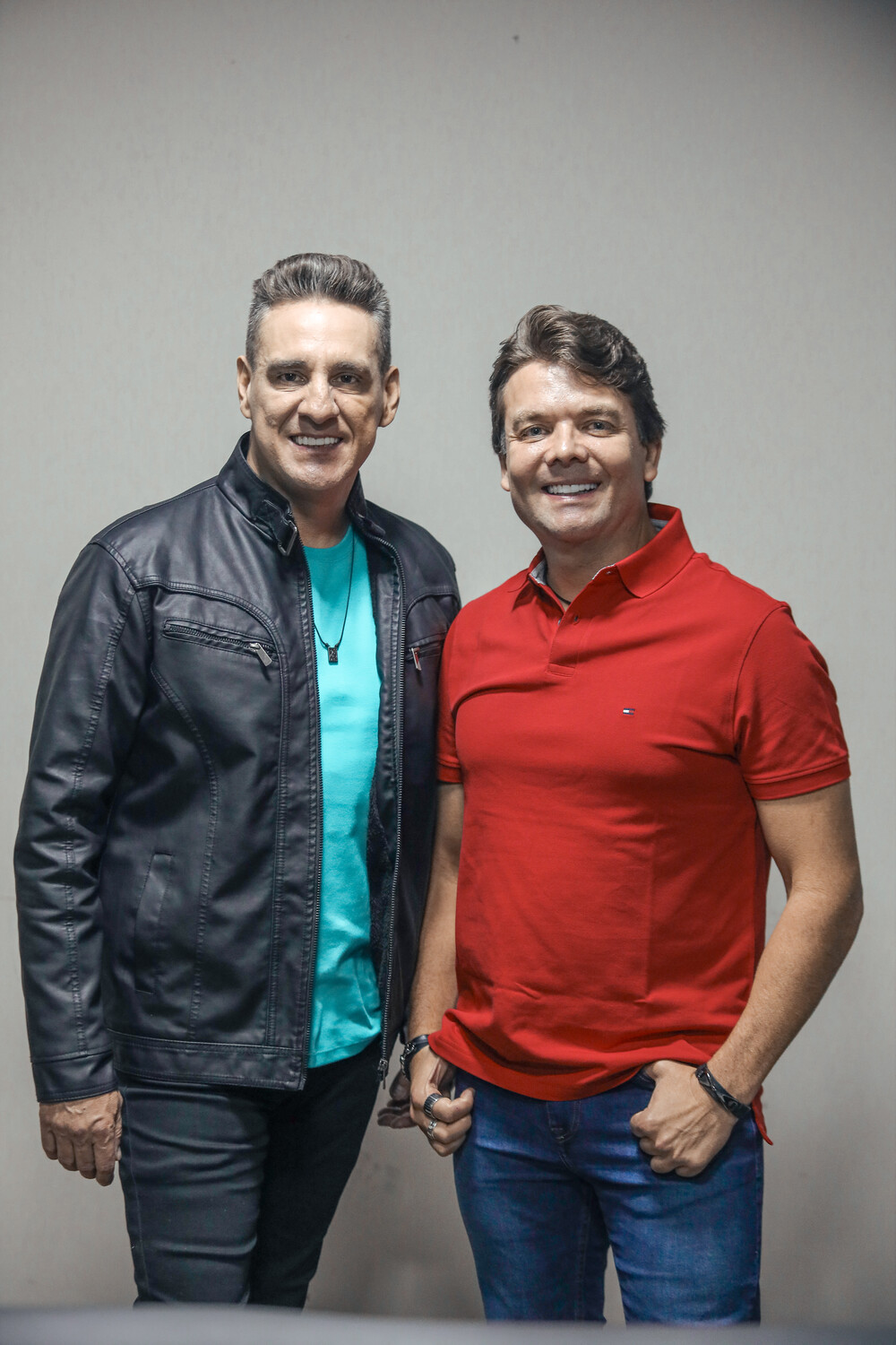 A dupla Henrique&Hernane traz aos palcos o projeto “grandes tributos” e música nova