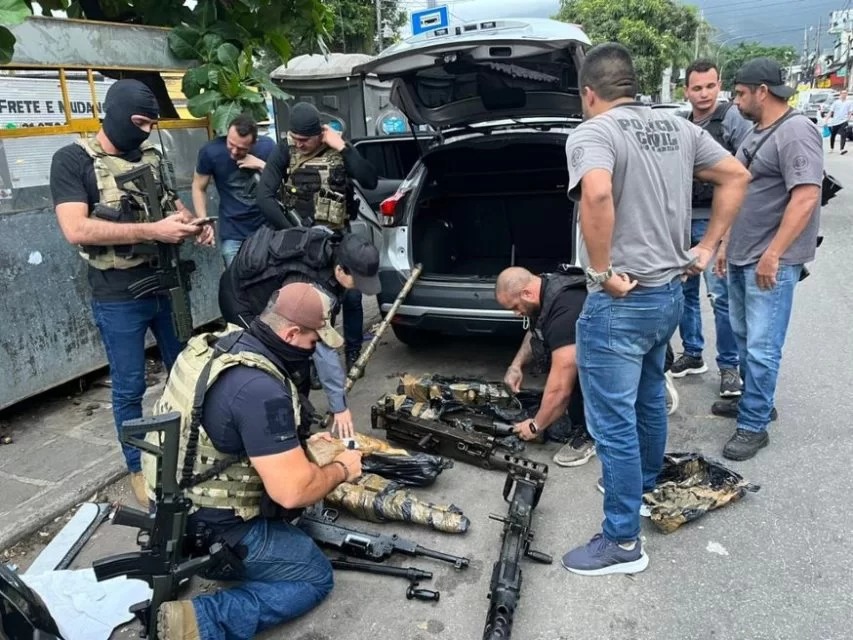 Outras duas metralhadoras roubadas do exército são encontradas