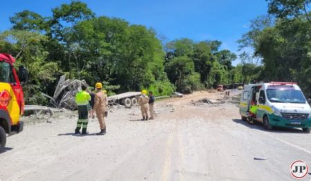 Acidente entre dois caminhões causa a morte de uma pessoa