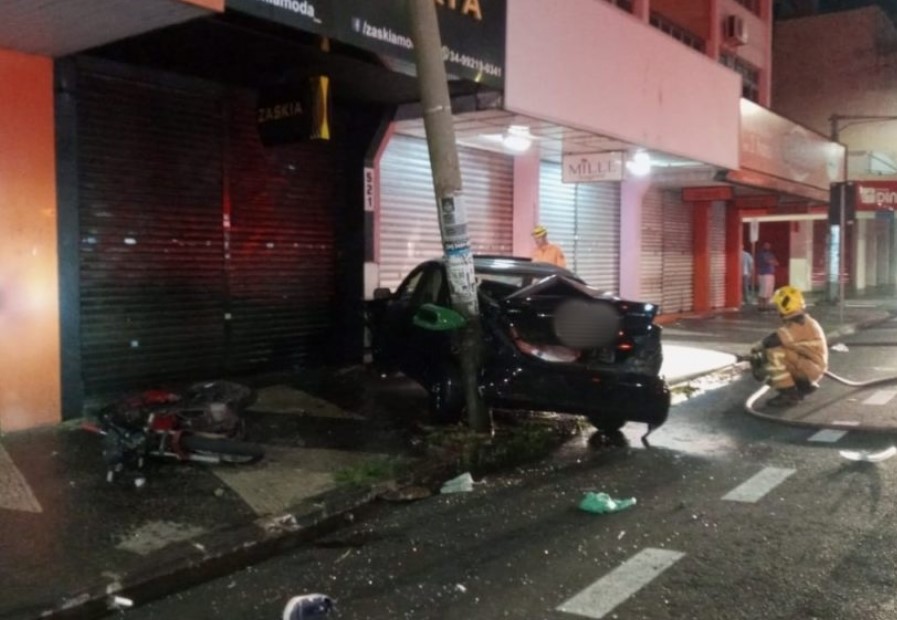 Duas pessoas ficam gravemente feridas após motorista embriagado atingir motocicleta