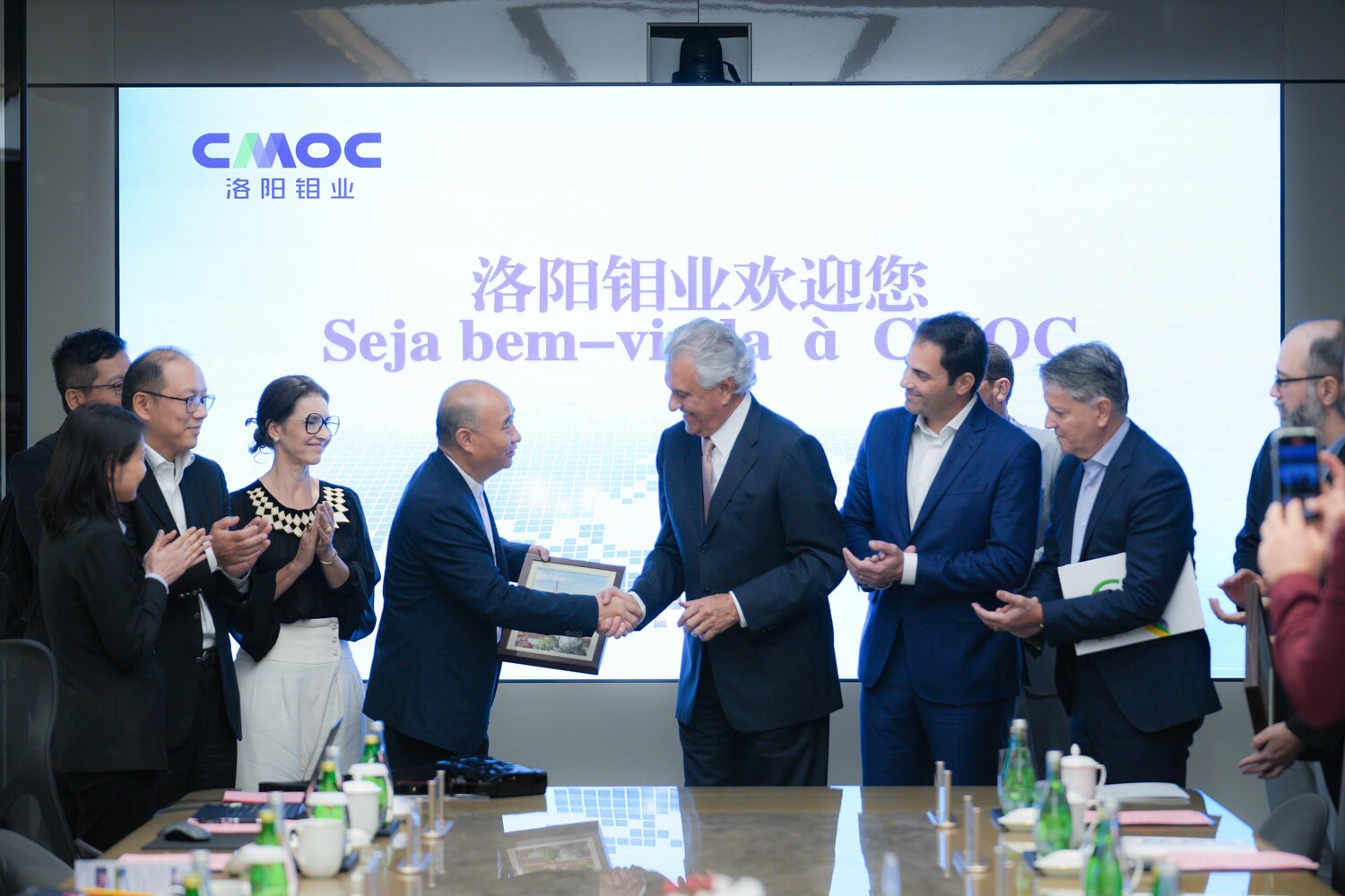 Em missão oficial na China, Caiado visita mineradora com investimentos no estado