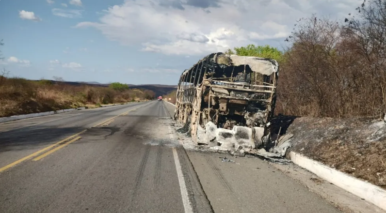 Ônibus da banda de Matheus Fernandes pega fogo na rodovia