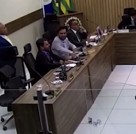 Vereador imita macaco para colega negro em Câmara