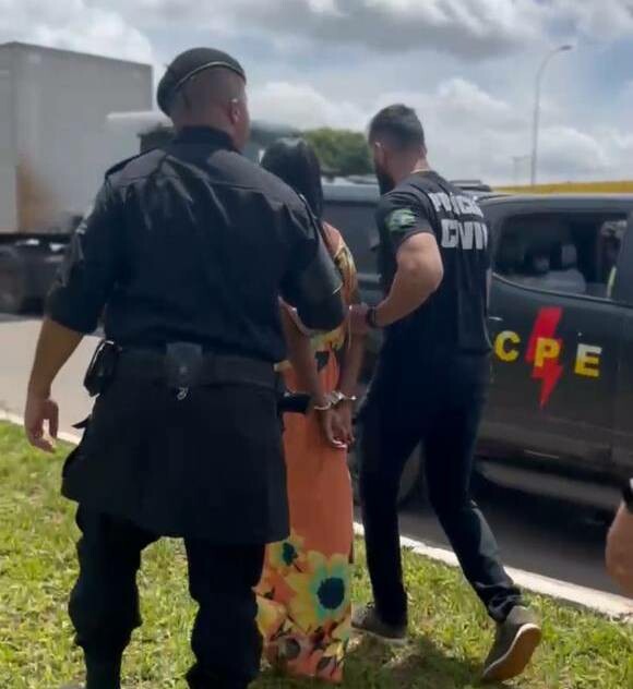 Mulher é presa suspeita de matar o cunhado esfaqueado
