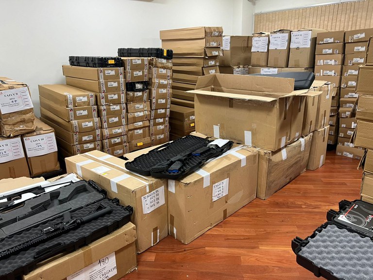 PF procura 31 por arsenal de 43 mil armas de grosso calibre da Europa para facções