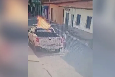 Homem é filmado ateando fogo em viatura da PM