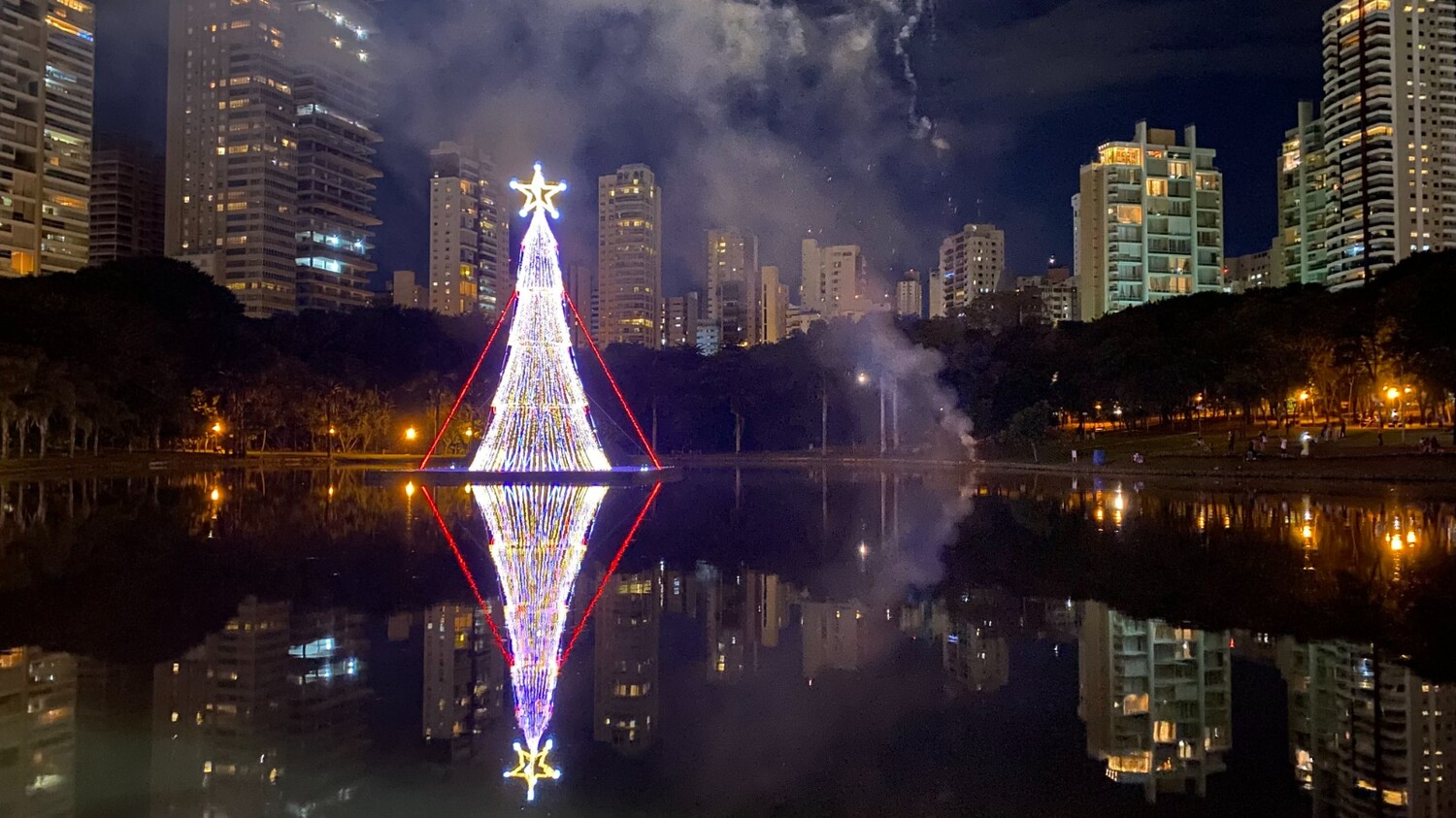 Árvore de Natal flutuante é a terceira maior do País