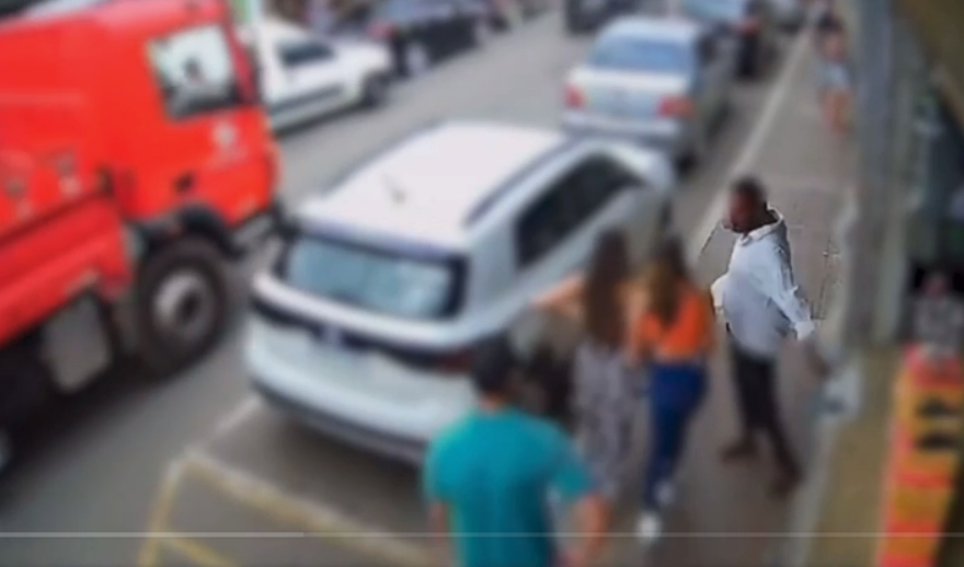 Vídeo: homem espanca mulher que se negou a dar esmola
