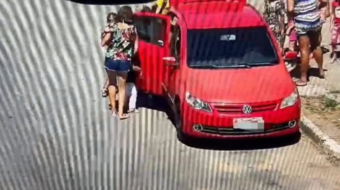 Motorista é multado após levar 16 pessoas no carro