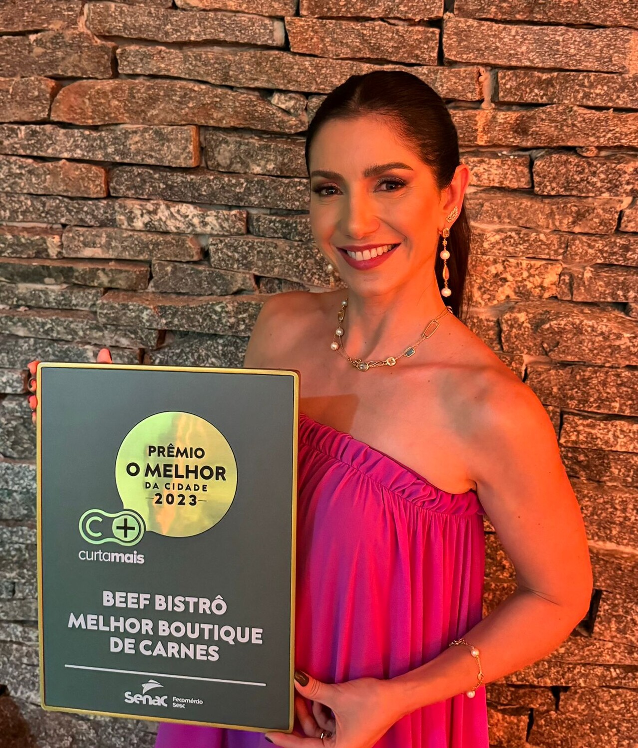 Fabíola Batista, neta do fundador da JBS, recebeu pelo segundo ano consecutivo o prêmio de melhor boutique de carnes de Goiânia pelo Guia Curta Mais