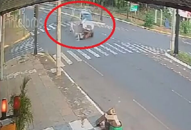 Mulher é arremessada para fora do carro em acidente